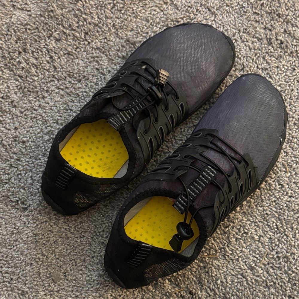 Sleek Black Athletic Shoes with Yellow Accents